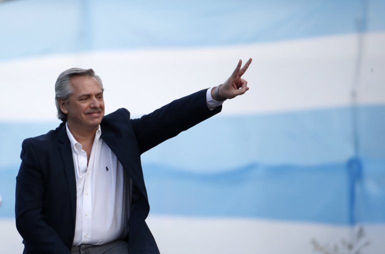 El candidato presidencial Alberto Fernández hace la señal de la victoria a sus simpatizantes en su acto de cierre de campaña en Mar del Plata, Argentina, el jueves 24 de octubre de 2019.