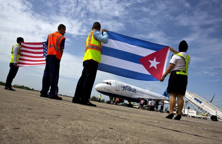 Fotograf&iacute;a del 31 de agosto de 2016 del vuelo 387 de JetBlue, el primer vuelo comercial entre Estados Unidos y Cuba en m&aacute;s de medio siglo, en la pista de aterrizaje del aeropuerto de Santa Clara, Cuba.
