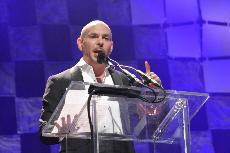 Pitbull agradece al Sal&oacute;n de la Fama de los Compositores Latinos por entregarle el Icon Award. El cubanoamericano exhort&oacute; a los autores a continuar trabajando y a no olvidar el poder que tienen la composici&oacute;n y la m&uacute;sica. 