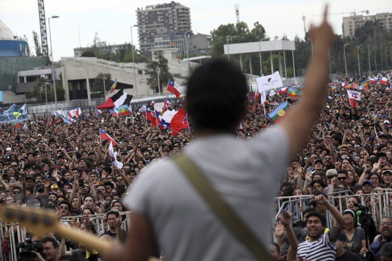 Un m&uacute;sico le habla al p&uacute;blico en el parque O