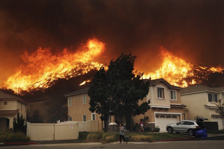 Un incendio forestal se aproxima a un conjunto residencial el 24 de octubre de 2019, en Santa Clarita, California. 