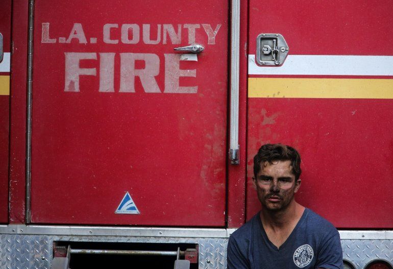 Collin Bashara, un bombero del condado de Los &Aacute;ngeles, se toma un receso durante los incendios forestales en Los Angeles el lunes 28 de octubre del 2019. 