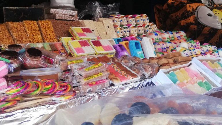 Las ofrendas a los santos difuntos incluyen los alimentos que más preferían en vida.