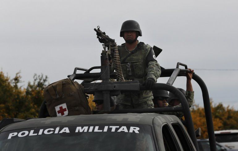 Miembros de las fuerzas de seguridad mexicanas patrullan durante el funeral por Dawna Ray Langford, de 43 a&ntilde;os, y sus hijos Trevor, de 11, y Rogan, de 2, que murieron en una emboscada, en La Mora, M&eacute;xico, el 7 de noviembre de 2019. 