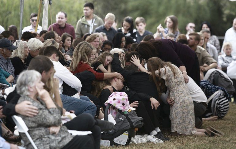 Familiares y amigos lloran durante el funeral por Dawna Ray Langford, de 43 a&ntilde;os, y sus hijos Trevor, de 11, y Rogan, de 2, que murieron en una emboscada, en La Mora, M&eacute;xico, el 7 de noviembre de 2019. AP /Christian Chavez
