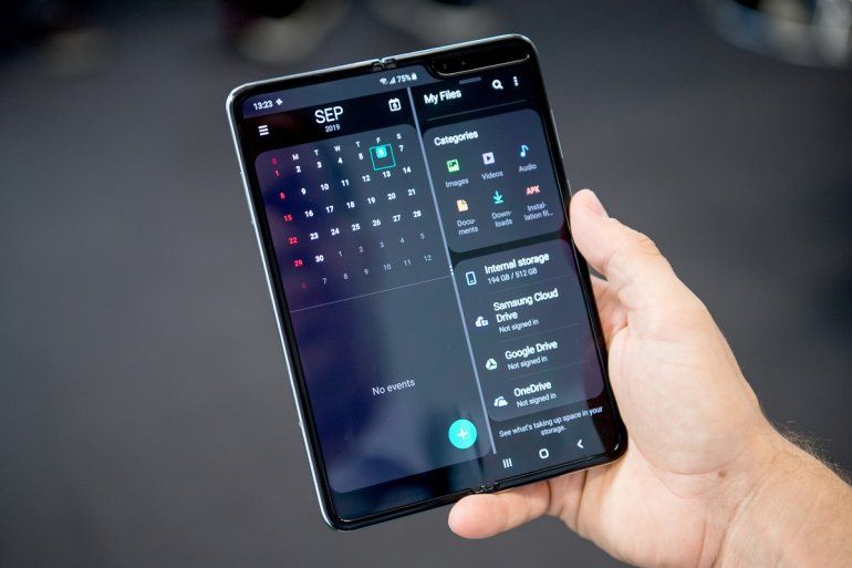 Fotograf&iacute;a del tel&eacute;fono plegable de Samsung que puede convertirse en tableta.