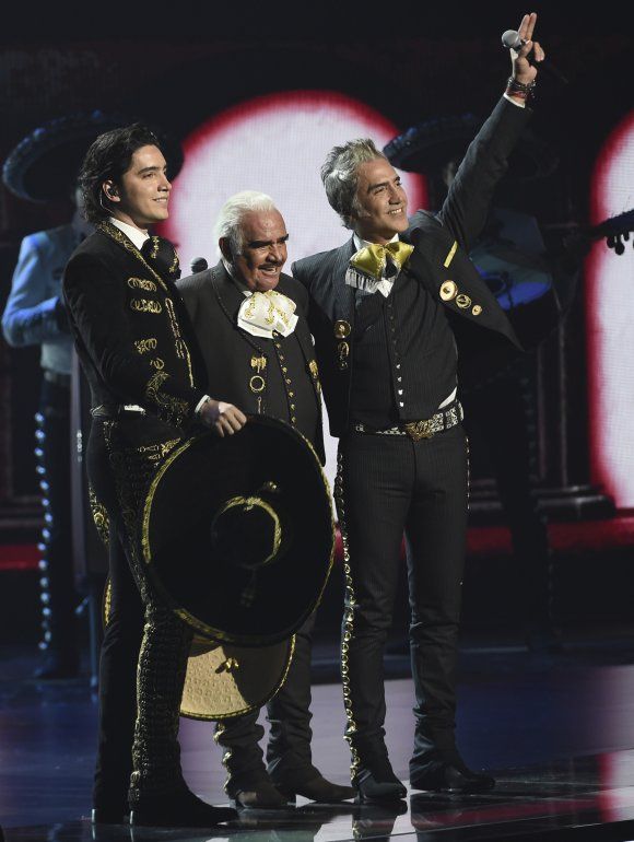 Vicente Fernandez, centro, con su hijo Alejandro Fern&aacute;ndez, derecha, y su nieto Alex Fernandez tras interpretar un n&uacute;mero musical en la 20a entrega del Latin Grammy el jueves 14 de noviembre de 2019 en el MGM Grand Garden Arena en Las Vegas.