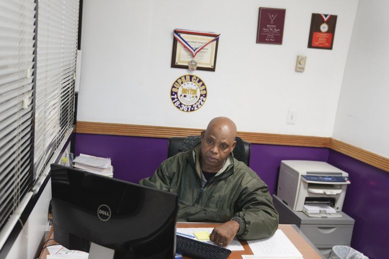 Fidel Farrell trabaja en su oficina en Super Class Radio Dispatch en el distrito de Bronx de Nueva York, el martes 26 de noviembre de 2019. 