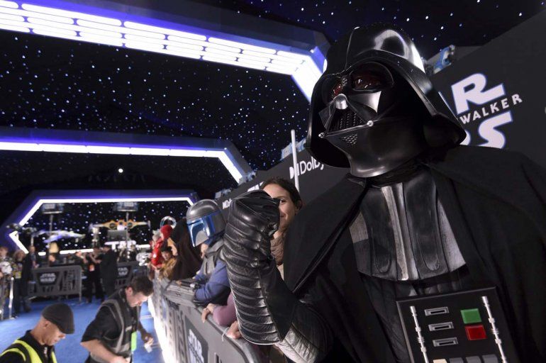 Roberto Gomez, de Puerto Rico, vestido de Darth Vader, en la premiere de "Star Wars: The Rise of Skywalker". 