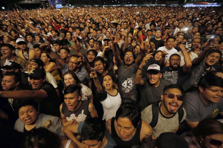 Admiradores gritan mientras la banda Molotov se presenta en el Festival Vive Latino en la Ciudad de M&eacute;xico el s&aacute;bado 17 de marzo de 2018. El Vive Latino debutar&aacute; en Zaragoza, Espa&ntilde;a el 11 y 12 de septiembre de 2020. 