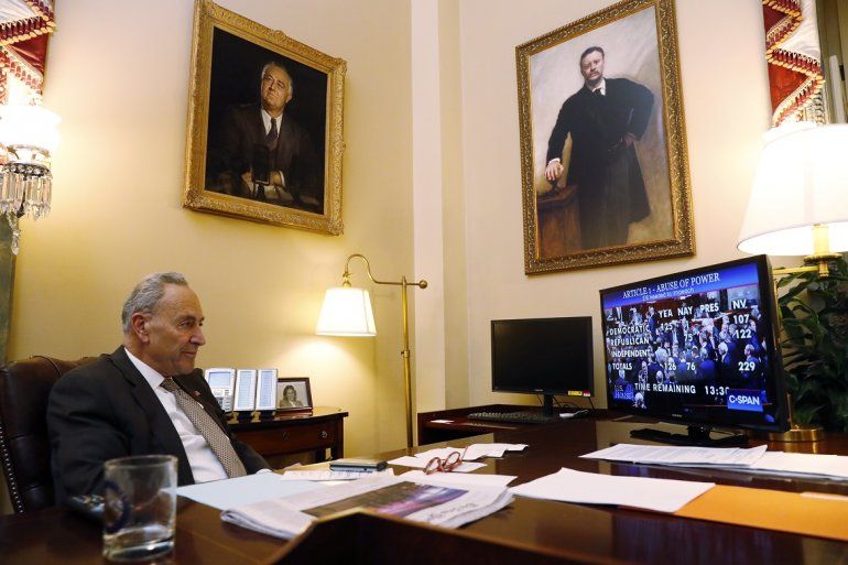 El l&iacute;der de la minor&iacute;a en el Senado, Chuck Schumer, ve la televisi&oacute;n en su oficina mientras la C&aacute;mara de Representantes vota sobre los art&iacute;culos de juicio pol&iacute;tico contra el presidente Donald Trump, el mi&eacute;rcoles 18 de diciembre de 2019, en el Capitolio, Washington. 