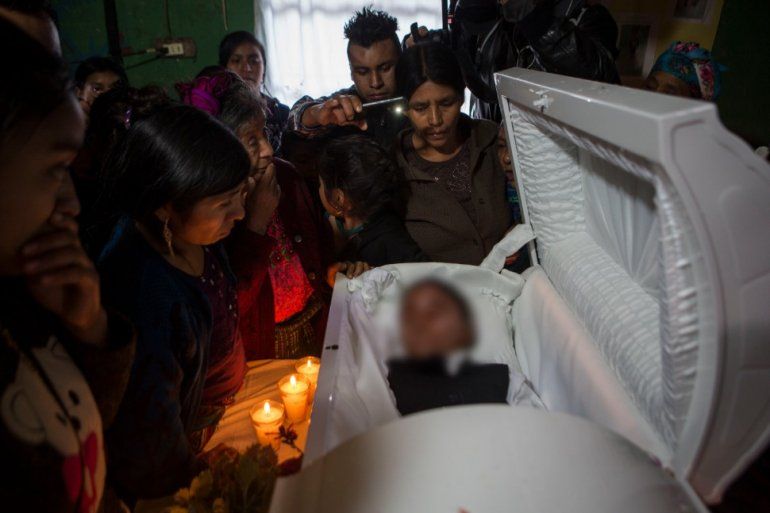 En esta fotograf&iacute;a del 26 de enero de 2019, familiares rinden homenaje a Felipe G&oacute;mez Alonzo en Yalambojoch, Guatemala. El ni&ntilde;o de 8 a&ntilde;os falleci&oacute; mientras estaba bajo custodia de las autoridades de inmigraci&oacute;n de Estados Unidos. 