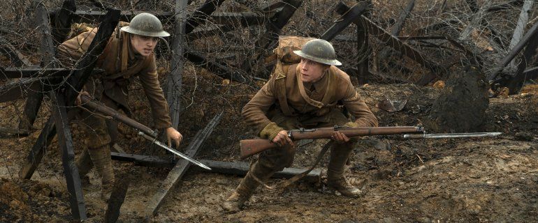 Dean-Charles Chapman, a la izquierda, y George MacKay en una escena de "1917", dirigida por Sam Mendes.