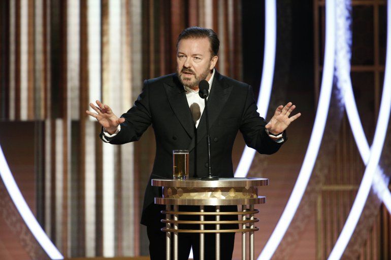 El anfitri&oacute;n Ricky Gervais habla en la 77 entrega anual de los Globos de Oro. 