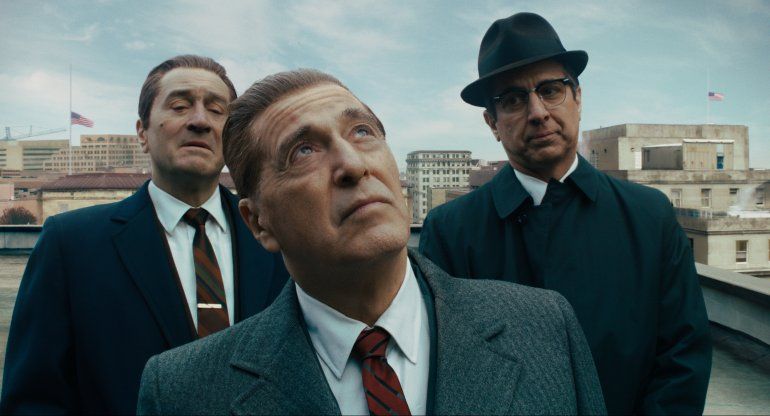 En esta imagen difundida por Netflix, de izquierda a derecha, Robert De Niro, Al Pacino y Ray Romano en una escena de "The Irishman". 