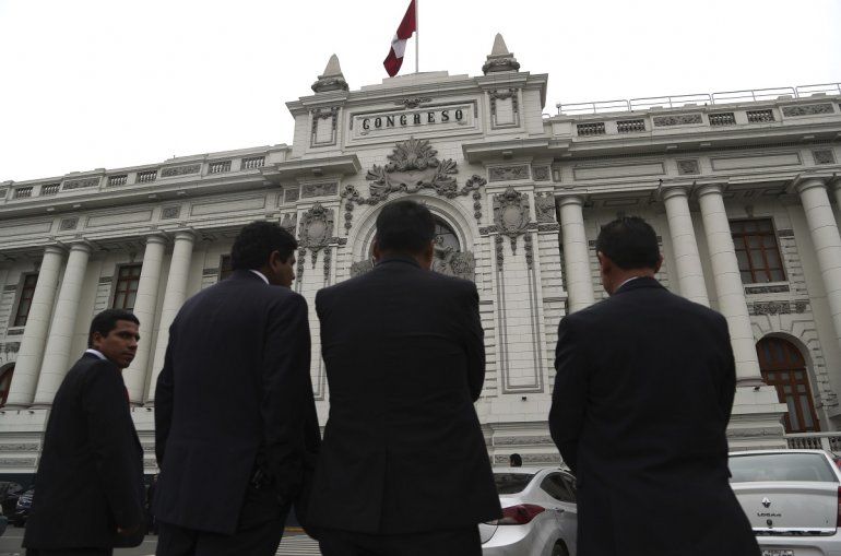 En esta foto de archivo del 30 de septiembre de 2019, oficiales de seguridad est&aacute;n afuera del Congreso, donde se espera que legisladores impulsen un voto para seleccionar nuevos magistrados para el Tribunal Constitucional en Lima, Per&uacute;.