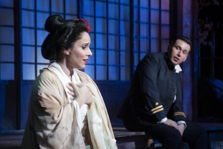 La soprano Sandra L&oacute;pez y el tenor Joshua Guerrero ensayan Madama Butterfly. 