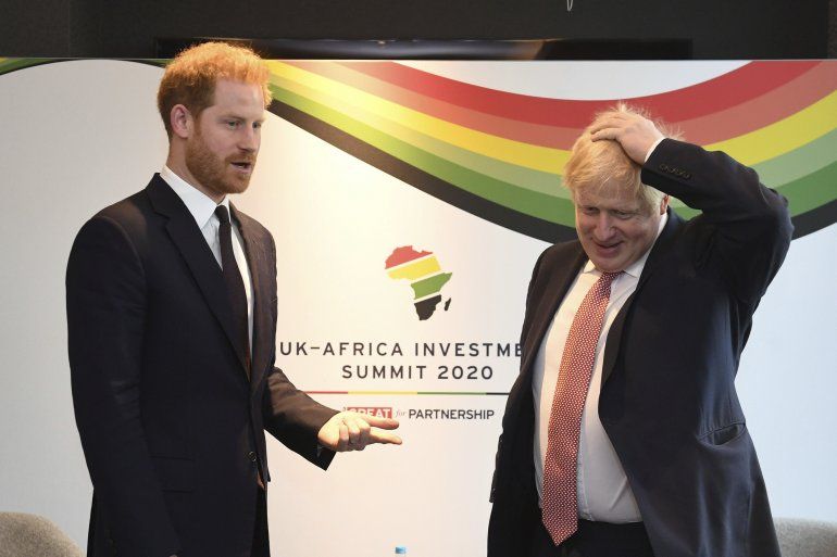 El pr&iacute;ncipe Harry de Gran Breta&ntilde;a y el primer ministro Boris Johnson, derecha, en la cumbre UK Africa Investment en Londres el lunes 20 de enero de 2020. 