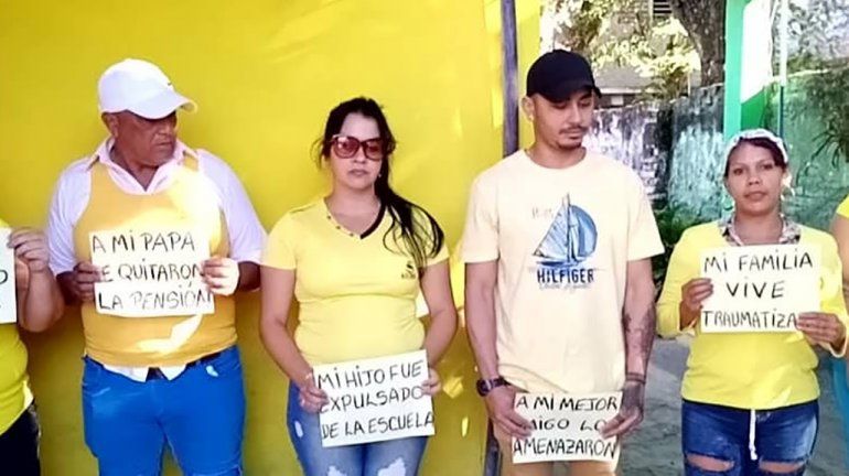 Los cubanos protestan con carteles en el marco de la campaña Pa