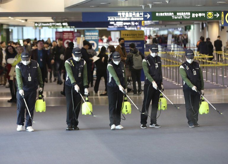 Empleados rocían una solución antiséptica en el lobby del aeropuerto internacional en Incheon, Corea del Sur, el martes 21 de enero de 2020, ante la propagación del coronavirus detectado en China.