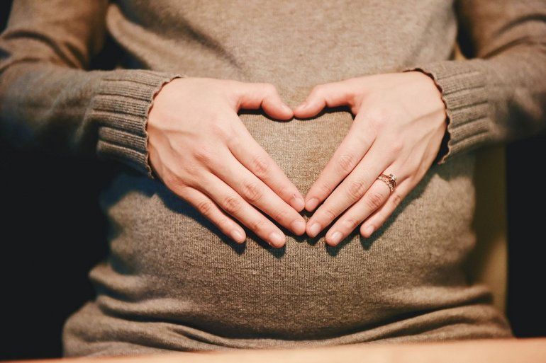 Mujer con embarazo avanzado