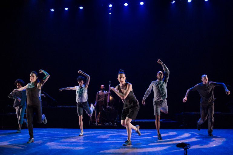 Michelle Dorrance (centro) ejecuta una de sus coreograf&iacute;as de tap. 