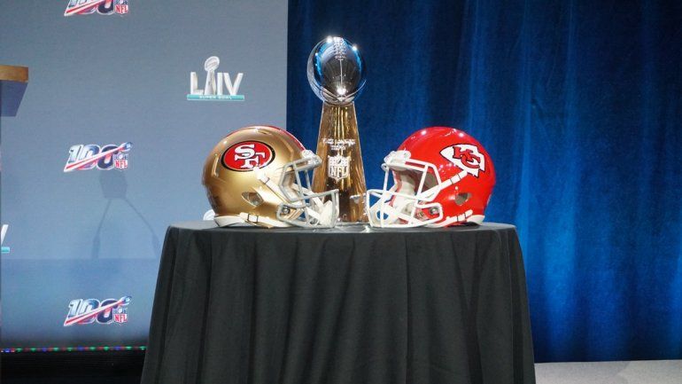 Los cascos de los 49ers de San Francisco y los Chiefs de Kansas City reposan sobre una mesa junto al trofeo Vince Lombardi, que premia al ganador del Super Bowl