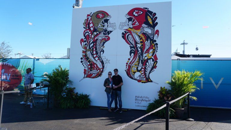 El arte también estuvo presente en el Super Bowl en el Hard Rock Stadium, el domingo. 