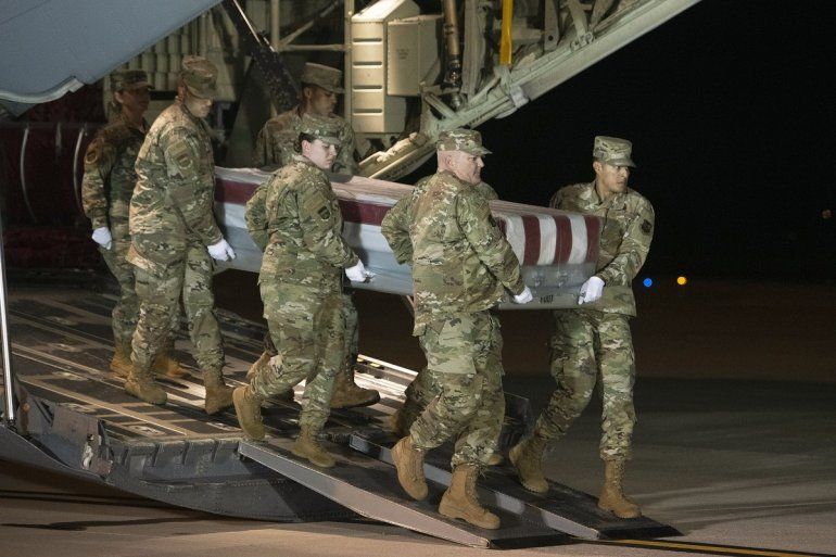 Foto de archivo del 8 de diciembre de 2019 de soldados de la Fuerza A&eacute;rea que trasladan los restos del alf&eacute;rez de la armada Joshua Watson, una de las tres v&iacute;ctimas fatales del ataque a tiros perpetrado por un estudiante saud&iacute; en la Estaci&oacute;n Naval A&eacute;rea de Pensacola, Florida. 