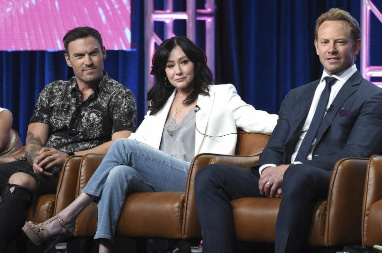 En esta foto del 7 de agosto de 2019, los actores Brian Austin Green, Shannen Doherty e Ian Ziering, de izquierda a derecha, en una conferencia sobre 