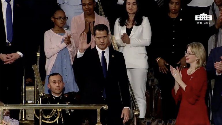 Captura de pantalla de la transmisión por YouTube de la Casa Blanca durante el discurso de Trump, en el momento en que saluda al presidente encargado Juan Guaidó. 
