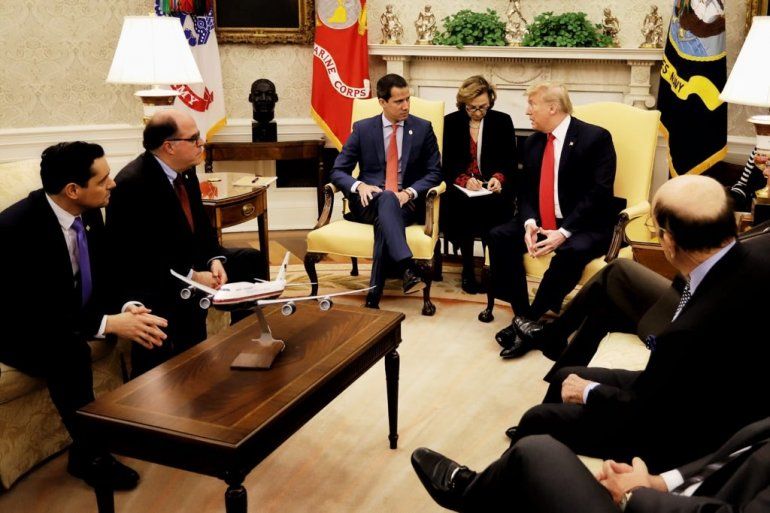El presidente Donald Trump conversa con el l&iacute;der venezolano Juan Guaid&oacute; en la Casa Blanca el 5 de febrero de 2020.