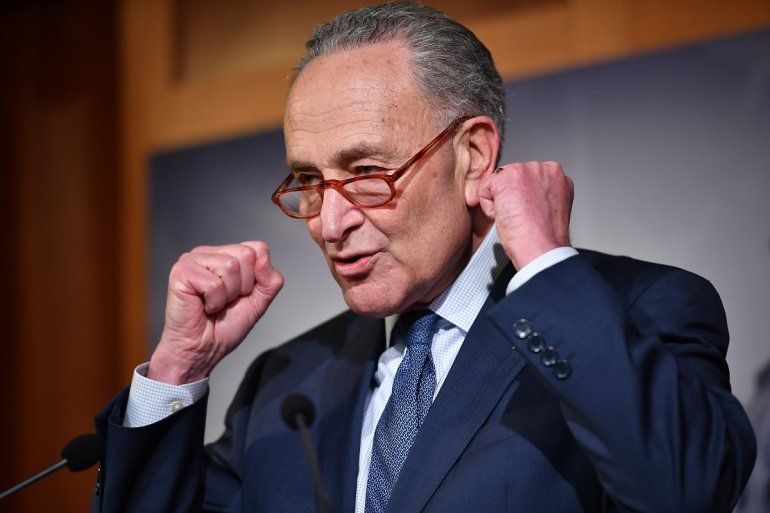El l&iacute;der republicano del Senado, Chuck Schumer, celebra la declaraci&oacute;n de no culpabilidad de Donald Trump en el juicio pol&iacute;tico en su contra.