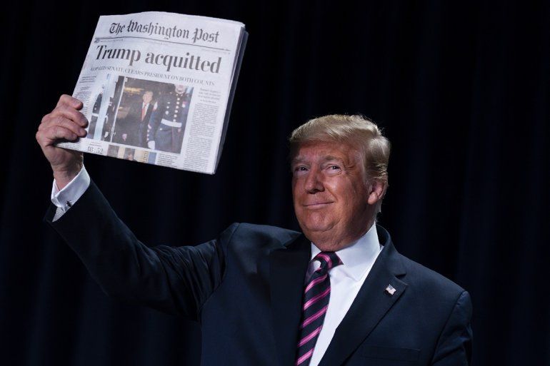 El presidente Donald Trump sonr&iacute;e durante su discurso en el 68vo Desayuno Nacional de Oraci&oacute;n en el hotel Washington Hilton, jueves 6 de febrero de 2020. 