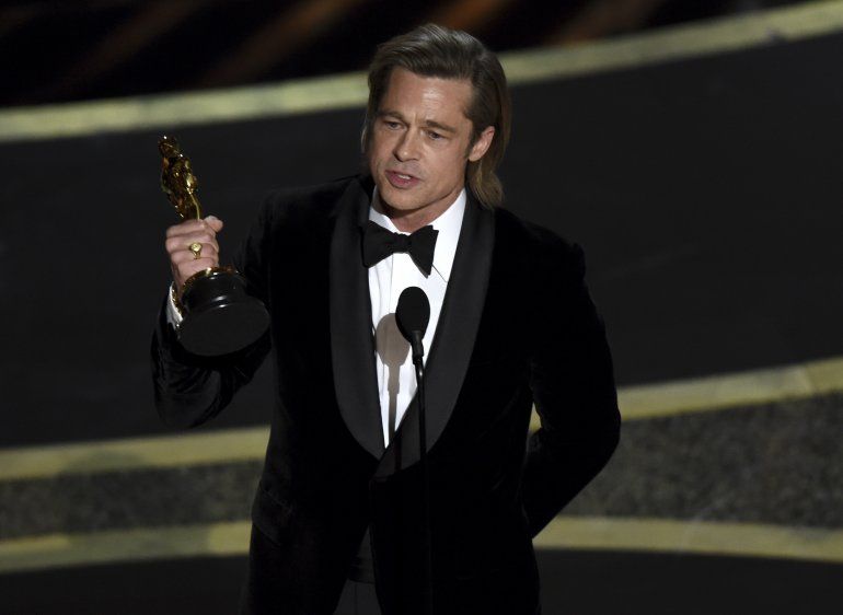 Brad Pitt recibe el premio a mejor actor de reparto por "Once Upon a Time in Hollywood" en los Oscar el domingo nueve de febrero de 2020 en el Teatro Dolby, en Los Angeles.