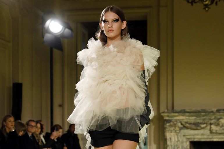 Modelos presentan la nueva colección de Vera Wang en la Semana de la Moda de Nueva York, el martes 11 de febrero del 2020.