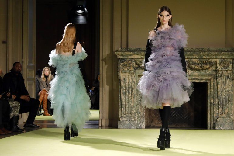 Modelos presentan la nueva colección de Vera Wang en la Semana de la Moda de Nueva York, el martes 11 de febrero del 2020. 