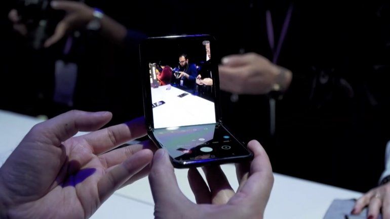 Un hombre sostiene el Samsung Galaxy Z Flip, el último smartphone plegable de la compañía.