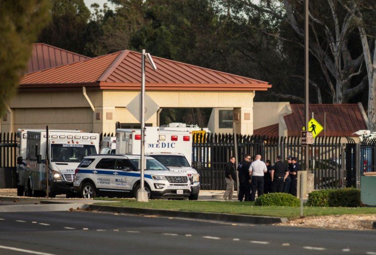 Un grupo de ambulancias de la cooperativa Solano EMS, estacionadas en el centro de visitantes de la base a&eacute;rea Travis, anexa a Fairfield, California, el domingo 16 de febrero de 2020. 