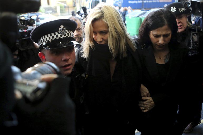 En esta fotograf&iacute;a de archivo del 23 de diciembre de 2019, la presentadora de Love Island Caroline Flack, centro, es escoltada por la polic&iacute;a al llegar a una corte en Londres, despu&eacute;s de ser acusada de agredir a su novio el modelo y ex tenista profesional Lewis Burton.