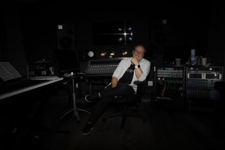El productor colombiano Julio Reyes Copello posa durante una entrevista en su estudio de grabaci&oacute;n en Miami el martes 25 de febrero del 2020. 