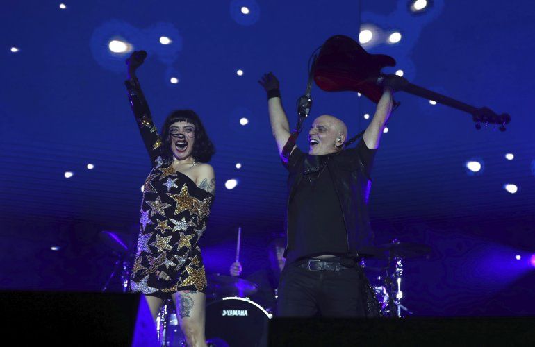 Mon Laferte y Zeta Bosio durante el primer concierto de la gira "Gracias totales" de Soda Stereo, el sábado 29 de febrero del 2020 en Bogotá. 
