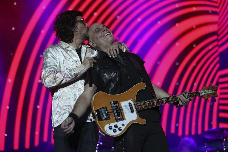 El cantante mexicano León Lárregui le da un beso a Zeta Bosio de Soda Stereo durante el primer concierto de su gira "Gracias totales", el sábado 29 de febrero del 2020 en Bogotá. 