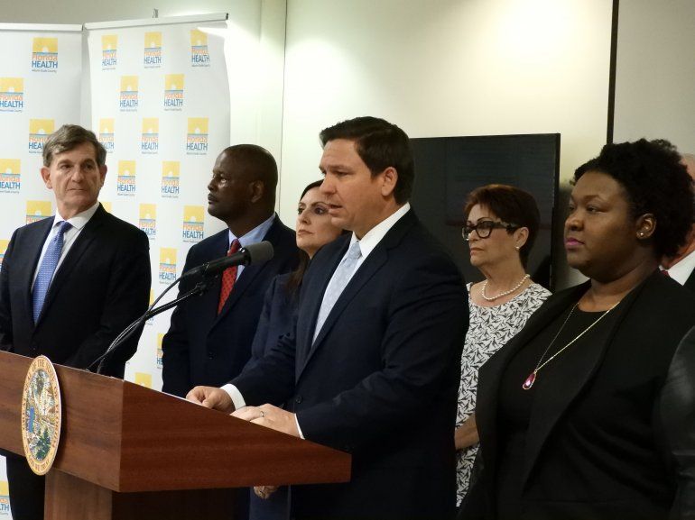 Ron DeSantis, gobernador de Florida, confirma contagio por coronavirus de otras cinco personas del Estado del Sol.