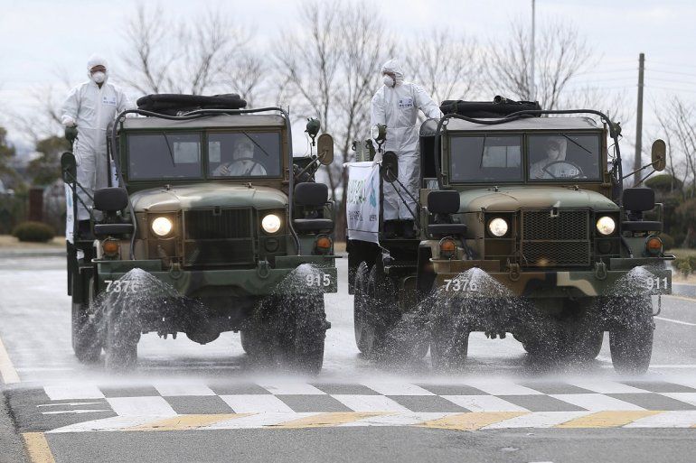 Camiones del ejército surcoreano en una campaña contra el coronavirus en Ulsa, Surcorea el 3 de marzo del 2020. 
