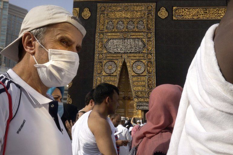 Un número relativamente bajo de musulmanes rezan alrededor de la Kaaba, el edificio cúbico de la Gran Mezquita, en la ciudad santa musulmana de La Meca, Arabia Saudí, el 5 de marzo de 2020. 