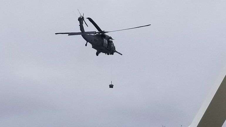 En esta fotograf&iacute;a facilitada por Michele Smith, un helic&oacute;ptero de la Guardia Costera entrega desde el aire equipos de prueba para detectar casos de coronavirus entre pasajeros y la tripulaci&oacute;n del crucero Grand Princess, anclado frente a la costa de California, el jueves 5 de marzo de 2020. 