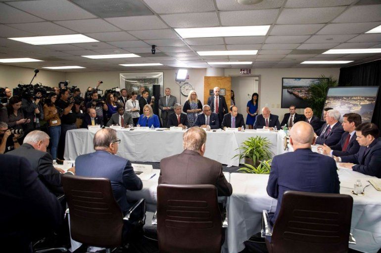 El vicepresidente Mike Pence, durante un encuentro la tarde del sábado en Fort Laudardale, Florida, con autoridades federales y del estado.