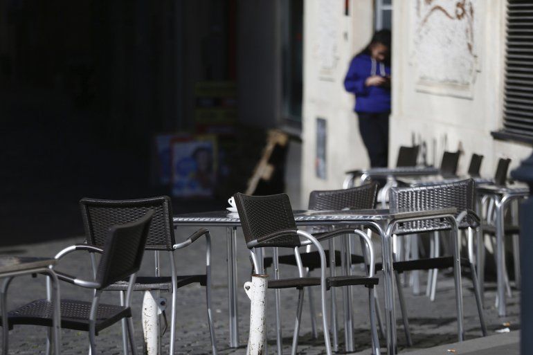 Sillas vacías en una cafetería en la plaza de Largo Argentina, en medio de una creciente preocupación por la expansión de un nuevo coronavirus en Roma, el sábado 7 de marzo de 2020.