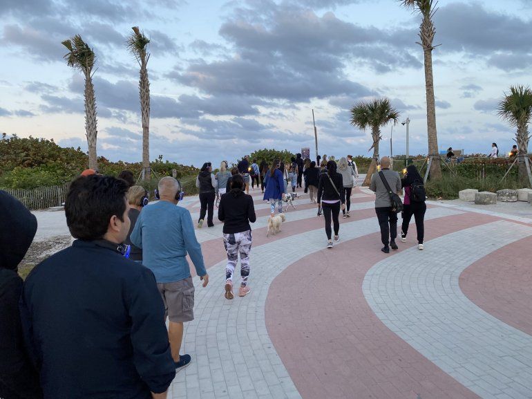 Comienzo de la jornada de meditación MindTravel Silent Walk, en Miami Beach.